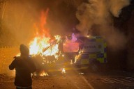 Detienen a 23 personas en nueva noche de protestas antinmigrantes en Irlanda