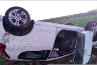 Despiste y vuelco en la ex Ruta 131: trasladaron al conductor con traumatismos