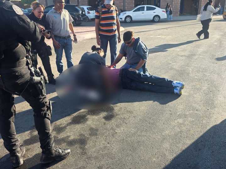 Hombre sufre grave lesión al caer de un autobús en Torreón