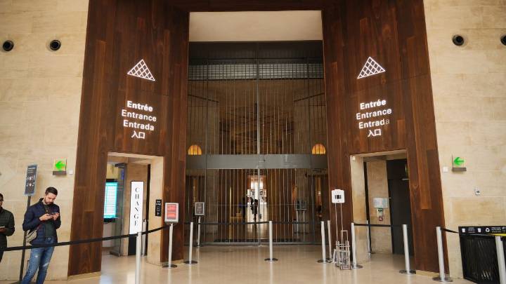 Paris’ Louvre Museum shuts down after burglary