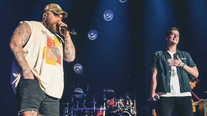 After meeting in an Adelaide dive bar, Teddy Swims joins Rob Thomas on stage for surprise performance