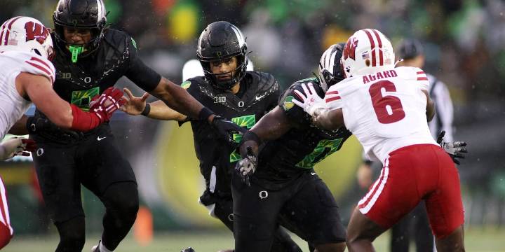 No. 6 Oregon survives lackluster performance with 21