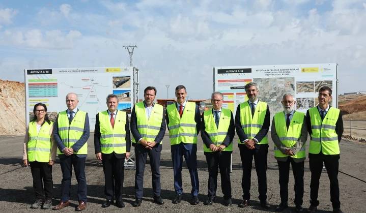Sánchez visita las obras del primer tramo de la A-58 que unirá Cáceres y Badajoz