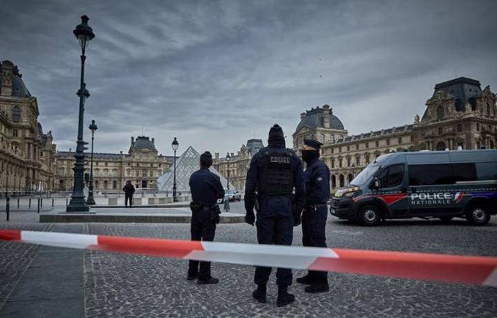 Robo relámpago en el Louvre: joyas históricas desaparecen en minutos