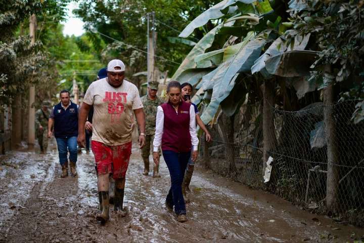 Supervisa Sheinbaum trabajos en zonas afectadas por inundaciones en Veracruz