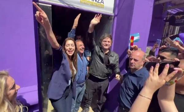 Milei llegó a Santiago del Estero y encendió el local de La Libertad Avanza