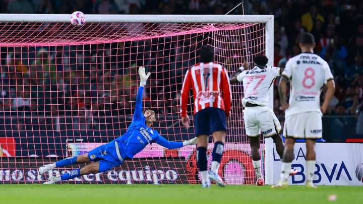 Chivas se adueña de C.U. y viene de atrás para vencer a Pumas