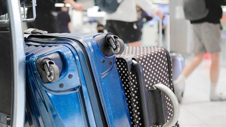 ¿Cuál es el peso y tamaño máximo para el equipaje de bodega y qué sucede si se excede?