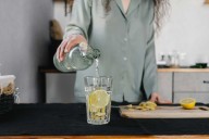 ¡Este ritual matutino de agua de mar y limón transformará tu salud en solo días