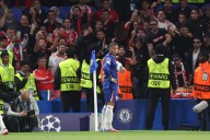 VIDEO. Le llovieron proyectiles: Enzo Fernández vivió tenso momento con hinchas de su exclub en la Champions League