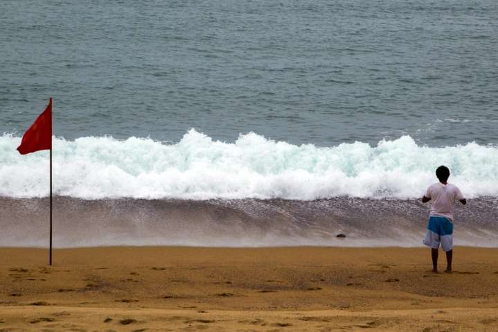 El huracán Priscilla gana fuerza y provoca oleaje y lluvias en México
