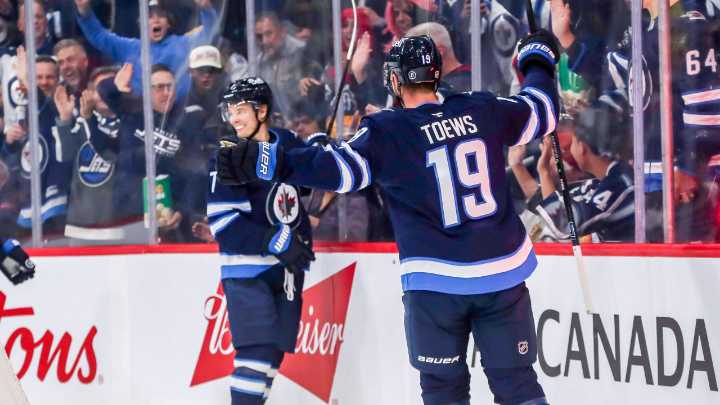 Toews helps Jets to win in 1st game against Blackhawks