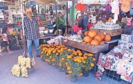Pintan el Centro flores de muertos