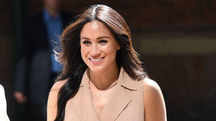 Meghan Markle le dice ‘sí’ al tweed con un vestido largo que estiliza la silueta y es perfecto para invierno