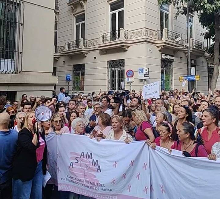 La indignación por el fallo en las mamografías llega a la calle: multitudinaria manifestación ante la Delegación de Salud