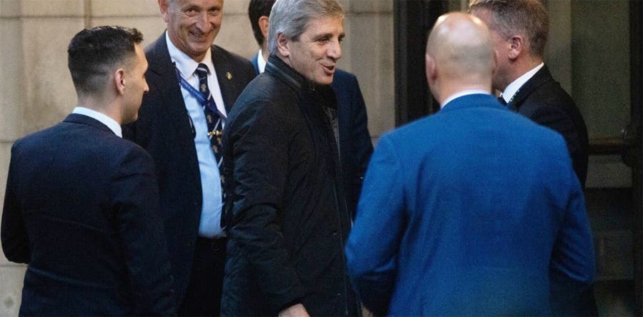 Vuelan los bonos más de 20% y el riesgo país se desploma por abajo de los 700 puntos