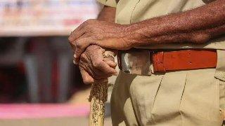 Father of the deceased patient attacks government doctor in hospital