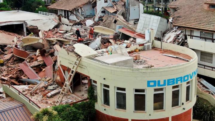 Sin detenidos y con pocas certezas: a un año del trágico derrumbe del hotel en Villa Gesell, las familias de las víctimas reclaman justicia