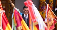 Un Sánchez en fuga convierte la Fiesta Nacional en una parodia