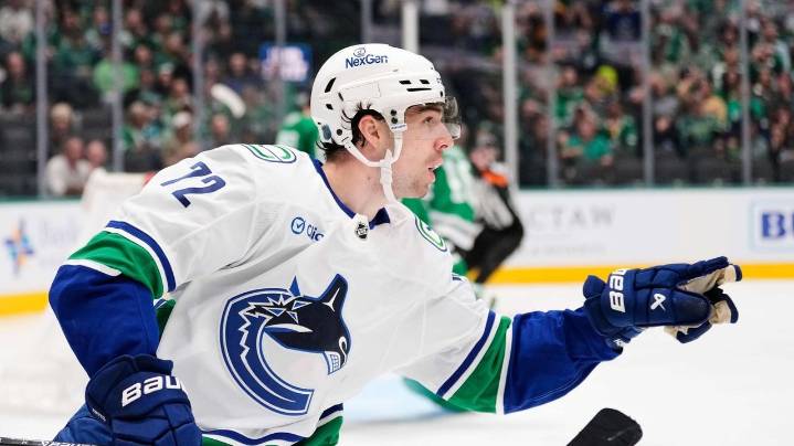 Max Sasson scores last of Vancouver's 3 quick goals, Canucks rally to beat Stars 5