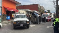 Vuelca vehículo en colonia de Córdoba; dejó daños materiales cuantiosos