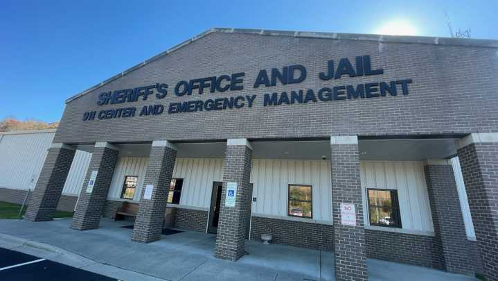 Sheriff: Man arrested after firing gun into vehicle 4…