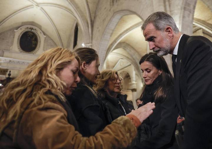 Los Reyes y Sánchez saludarán a representantes de familiares de víctimas de la dana antes del funeral de Estado