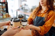 Las cadenas de café enfrentan obstáculos por los aranceles y el aumento de precios
