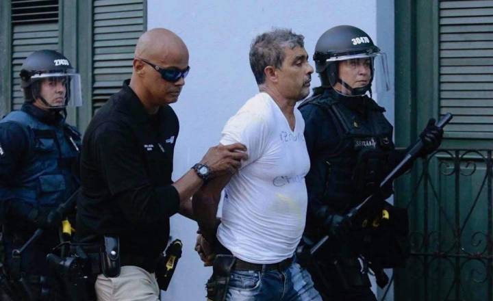 Arrestan a ‘Tito Kayak’ durante protesta frente a La Fortaleza