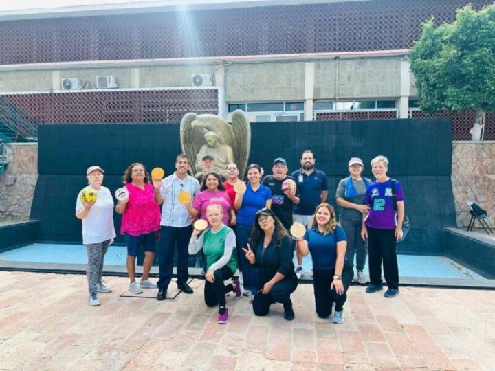 Imparte María de Jesús Herrera capacitación de pelota tarasca en BC Sur