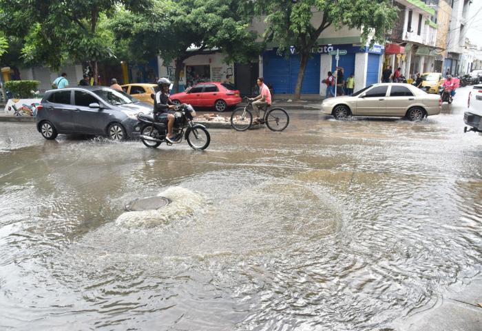 Lloviznas agudizan los rebosamientos en la ciudad