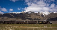 La Trochita revive el lejano Oeste con un espectáculo único en la Patagonia 