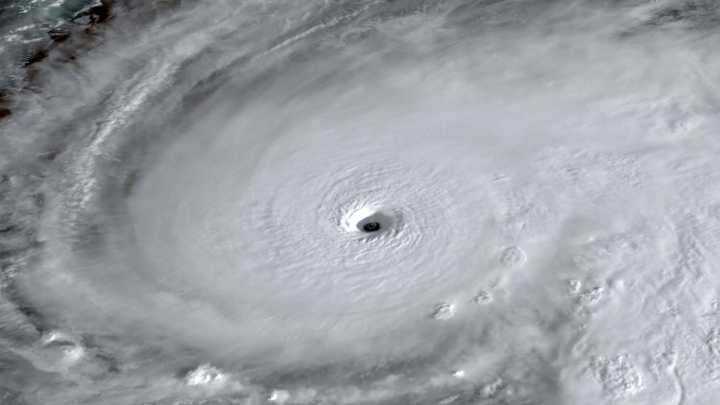 El huracán Melissa deja a 50.000 personas sin luz en Jamaica y se intensifica antes de impactar en Cuba