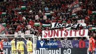 Un lanzamiento de pelotas de tenis en favor de Palestina detiene durante unos minutos el Osasuna