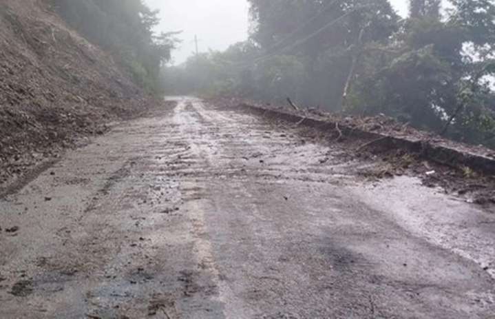 Reabre SICT la carretera Oaxaca-Tuxtepec, tras retiro de tierra y piedras de derrumbes causados por lluvias