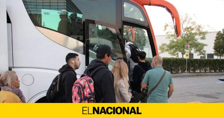 Retrasos y resignación entre los usuarios en el primer día del gran corte de la R3 de Rodalies
