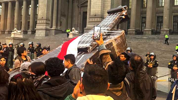 Manifestantes pasearon violín gigante con su banda presidencial (VIDEOS y FOTOS)