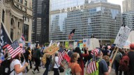 Miles de personas protestan durante marcha 'No Kings' en Chicago
