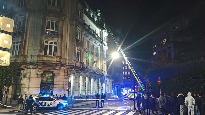 Declárase un incendio nun restaurante da Praza de Galicia en Santiago