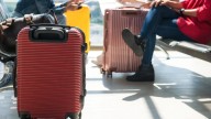 Por qué deberías llevar una pelota de tenis en tu equipaje de mano durante un vuelo