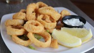 Ni en Plaza Mayor ni en Malasaña: el bar que recomienda la Guía Repsol con el mejor bocata de calamares de Madrid