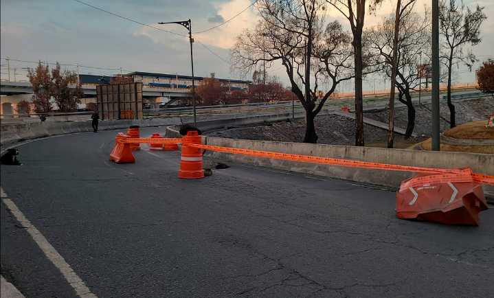 Se abre socavón a metros de explosión de pipa en Puente de la Concordia