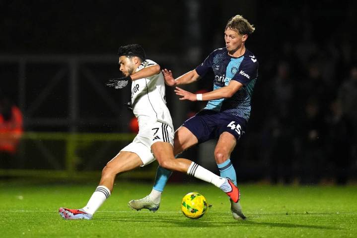 Raúl Jiménez y Fulham eliminan al Wycombe en penales y avanza en la Carabao Cup