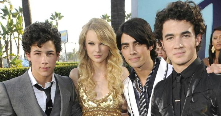 Is Taylor Swift's "The Life Of A Showgirl" Sampling Jonas Brothers? A Breakdown