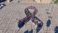 Las lobas y lobos de la UAdeC realizan lazo rosa en la lucha contra el Cáncer de Mama