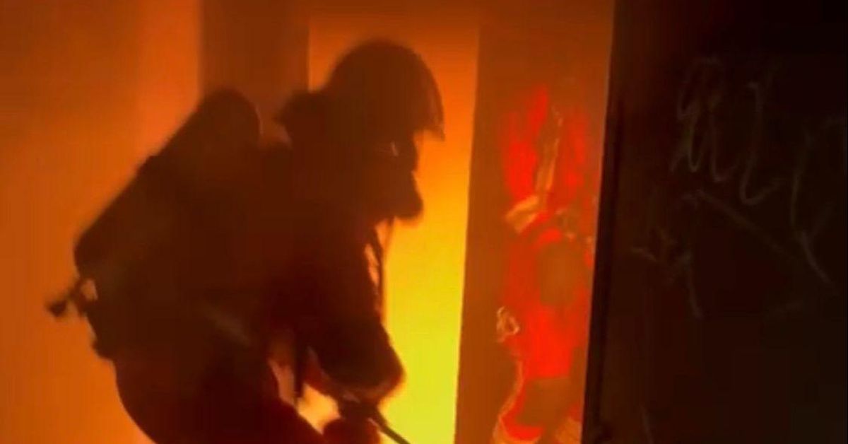 Bomberos de Jaén sofocan las llamas de un edificio del Polígono el Valle