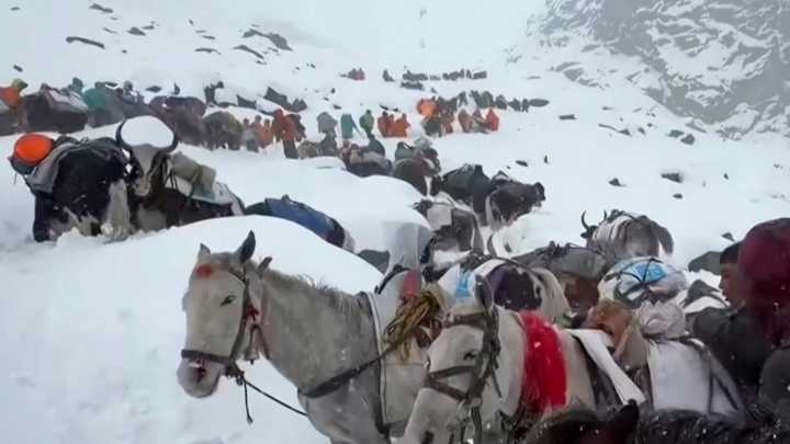 Caballos y drones: así fue el operativo para rescatar a 900 personas atrapadas en una tormenta en el Everest