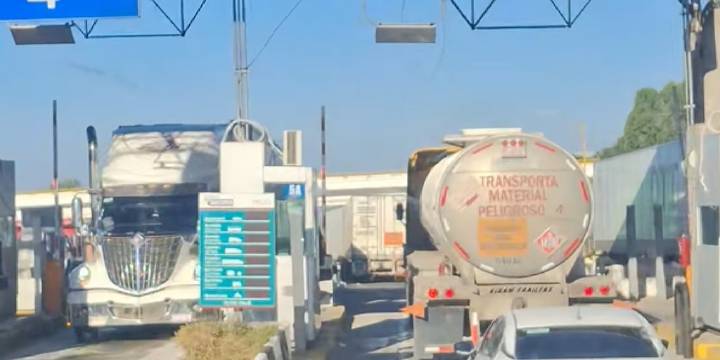 Persisten bloqueos en carreteras de Guanajuato y Michoacán por presencia de campesinos; algunas casetas operan con paso libre