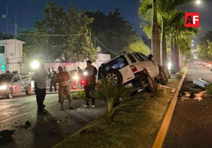 Camioneta sufre accidente sobre el bulevar de Manzanillo; hay un lesionado y cuantiosos daños materiales