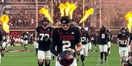 Behren Morton exits game, taken to locker room